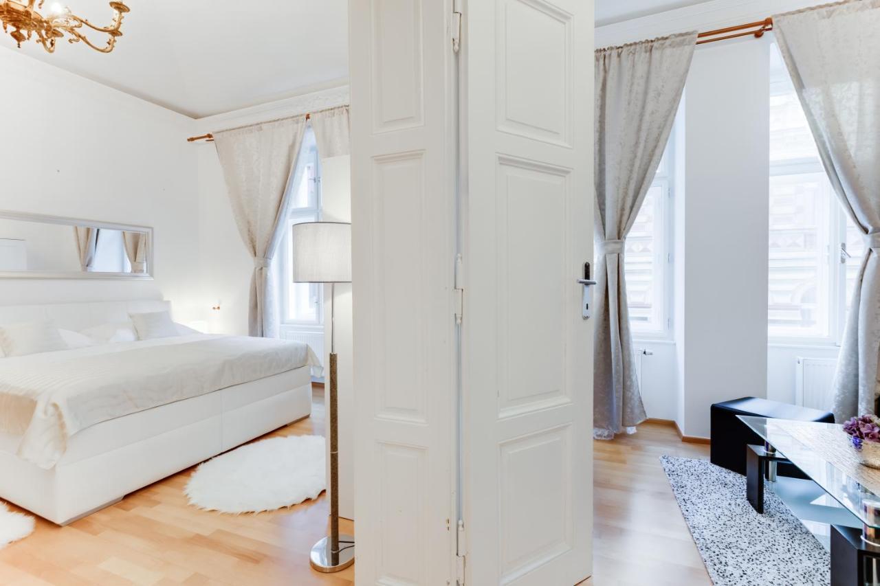 Wenceslas Square Royal Apartment Prague Exterior photo