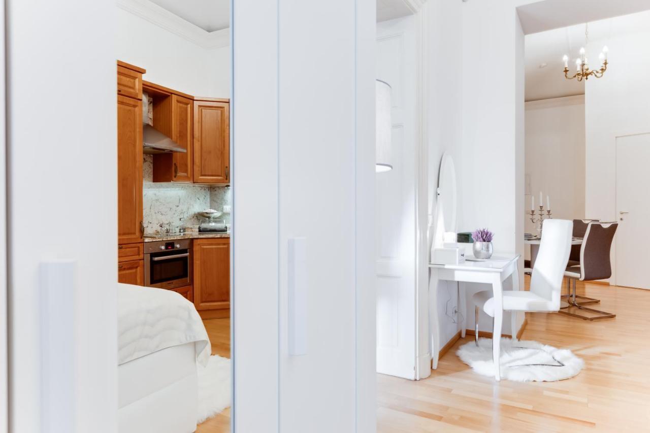 Wenceslas Square Royal Apartment Prague Exterior photo